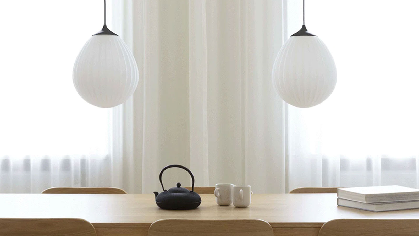 UMAGE_lifestyle_Heart_n_Soul_dining_table_Curious_oak_black_Around_The_World__6_800x2x-960x900